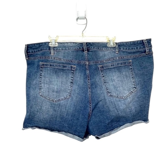 SZ 26 – Torrid Light-Med Wash Distressed Short - Picture 2 of 11